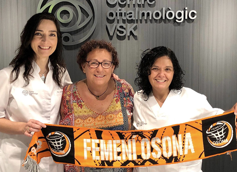 Equipo de Centre VSK y representante del femení Osona mostrando una bufanda del club de basquet