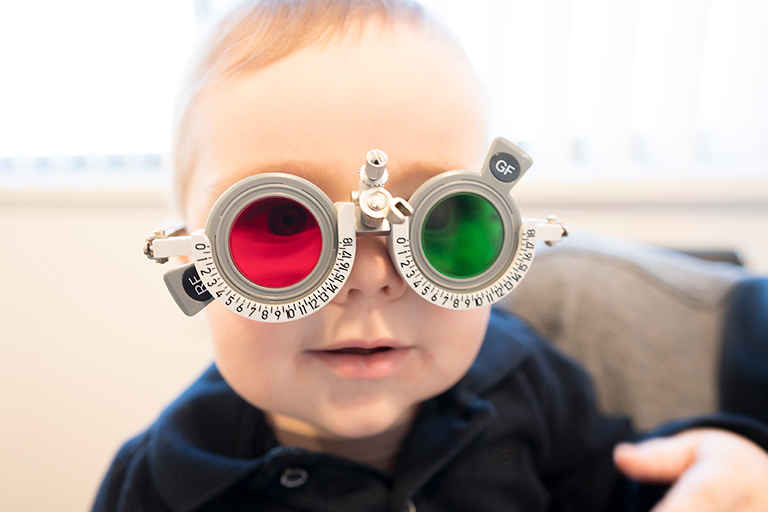 Nen amb ulleres amb lents de colors per graduar la vista